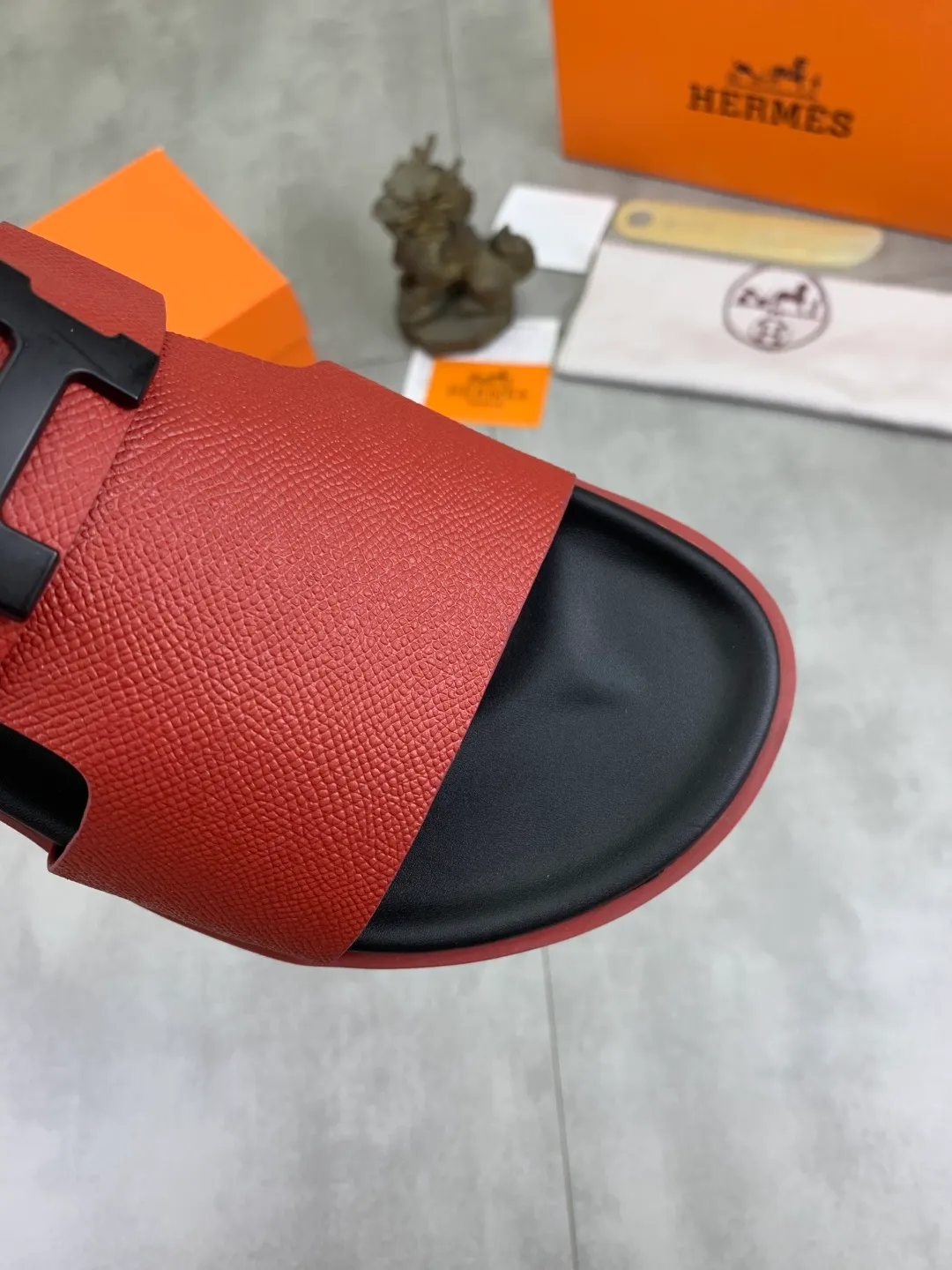 Men's shoes 💰P440 New [HERMES] high-end quality new Hermès slippers, made of imported cross-grain calfskin, wear-resistant and non-slip rubber outsole. Fashionable and elegant code number: 39-44 (38 45 46 customized)